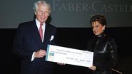 O conde Anton Wolfgang Von Faber-Castell doa quantia ao Todos pela Educação ao lado da conselheira do projeto Milú Villela em comemoração aos 250 anos de famosa marca de material de escritório, SP.