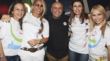 Julyana Lee, Mara Bastos, Melly Ramalho, Maria Emilia Genovesi e Adriane Galisteu em evento solidário de rede de lanchonetes, em SP.