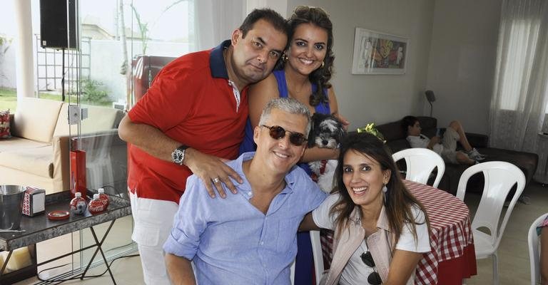 O empresário Jota Abussafi festeja seus 46 anos com a noiva, Giuliane Monteiro e o casal de amigos Mario e Irene de Lacerda.