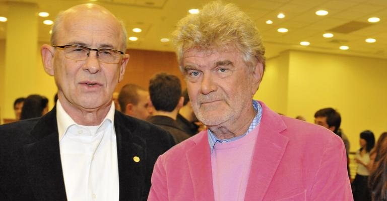 Ronaldo Duschenes e o designer Hartmut Esslinger em premiação de design em shopping de São Paulo.