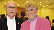 Ronaldo Duschenes e o designer Hartmut Esslinger em premiação de design em shopping de São Paulo.