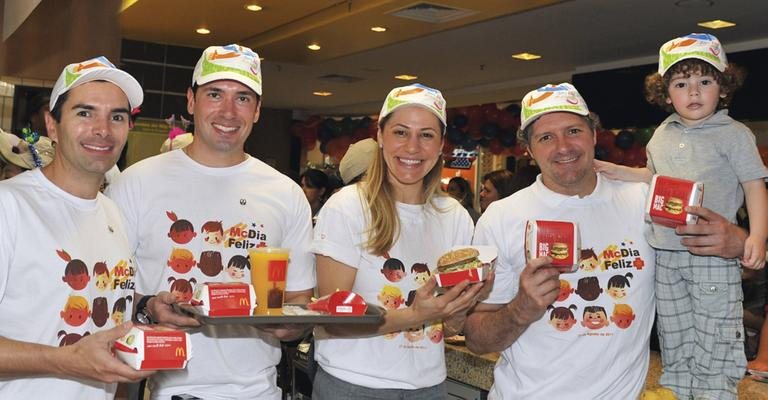 Em SP, Alexandre Moretti, Rodrigo Sangion, o casal de atores Regiane Cesnique e Fábio Villa Verde com o filho, o fofo Rafael, ajudam a preparar e vender lanche de rede de fast food em dia de renda beneficente.