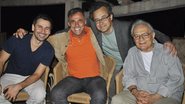 Em Araxá, MG, Murilo Rosa, Oscar Magrini e Othon Bastos, de cinza, e o diretor Alberto Araújo filmam longa.