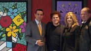 Em hotel da capital paulista, o gerente Carlos Estradas parabeniza o artista plástico Romero Britto, que expõe no local e é prestigiado por Márcia Brow e Robson Britto, irmão do artista.