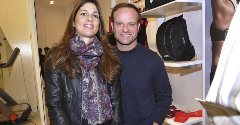 O casal Silvana e Rubens Barrichello prestigia abertura de flagship de grife japonesa.