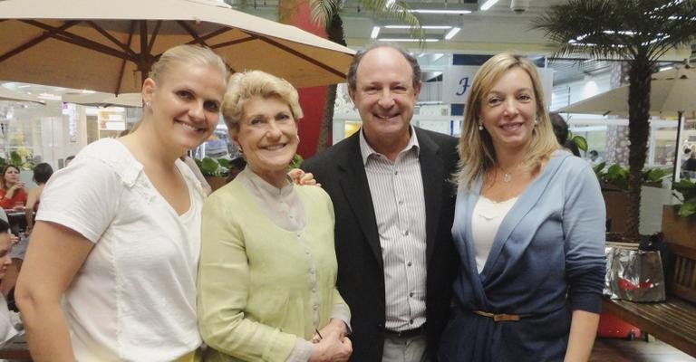 Gabriela Baumgart com a mãe Glorinha, e Marcel e Anette Rivkind em mostra, SP.