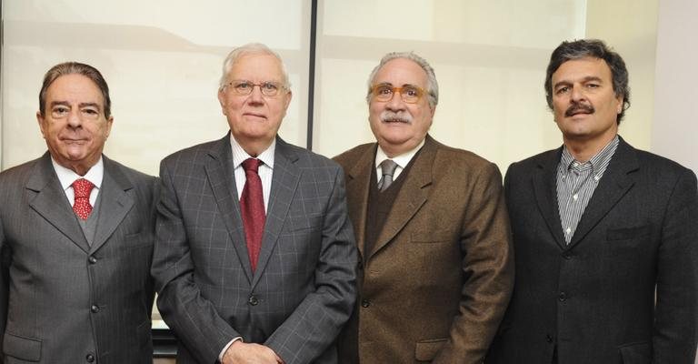 Em SP, Marco Tullio Bottino, Joelmir Beting, Silvio Ciampaglia e JoãoLeopoldino em  debate sobre mão de obra na construção.