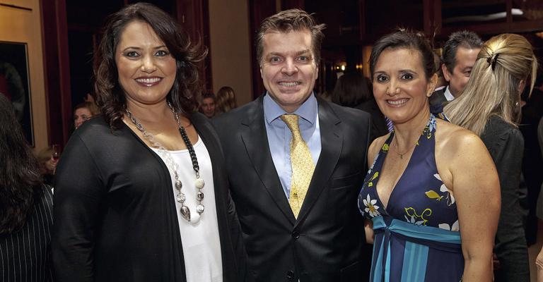 Valéria Balbi, Carlos Bonetti e Liliana Takaoka em jantar beneficente, em SP.