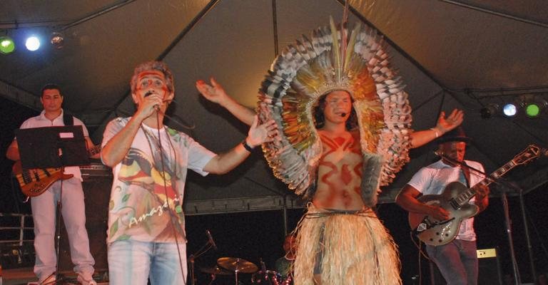 Em celebração à data, o cantor Jota Veloso faz show com o índio Shaneihu, em Rio Branco, capital do Acre.