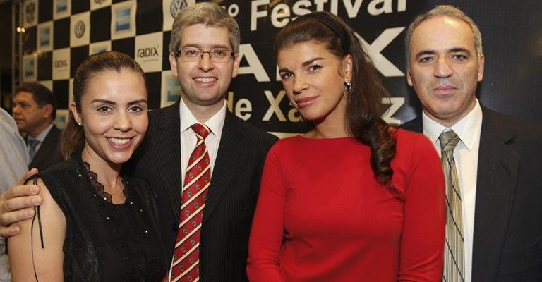 Em SP, o casal Deise e Giovanni Vescovi e Dacha Daria e seu Garry Kasparov, campeão mundial de xadrez, em evento dedicado ao jogo.