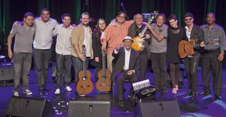 Em SP, Dominguinhos, sentado, Carlinhos Pom Pom, Fabinho da Zabumba, Flavinho Lima, Sandro Haick, Liv Moraes, Yamandu Costa, Heraldo do Monte, Chico Medori, Mariana Aydar, Nando Cordel e Curisco abrem Sesc com show.