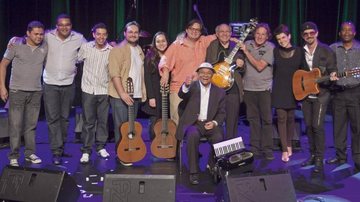 Em SP, Dominguinhos, sentado, Carlinhos Pom Pom, Fabinho da Zabumba, Flavinho Lima, Sandro Haick, Liv Moraes, Yamandu Costa, Heraldo do Monte, Chico Medori, Mariana Aydar, Nando Cordel e Curisco abrem Sesc com show.