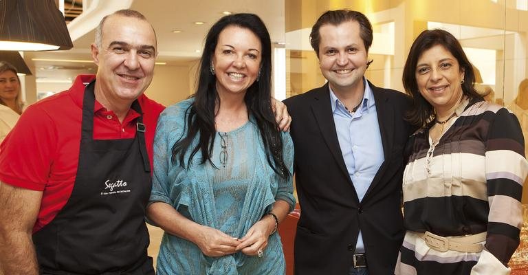 João Segatto, dono de loja de móveis planejados, comanda almoço para os arquitetos Sueli Adorni, Francisco Lopes e Ana Maria Bogar, em SP.