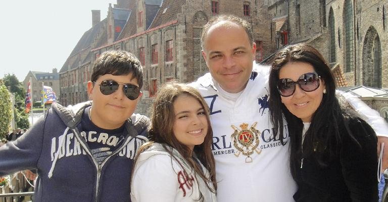 Com os herdeiros, João Paulo e Maria Victória, e o marido, Alexandre Monteiro, a estilista Lu Monteiro faz tour em Bruges, na Bélgica.