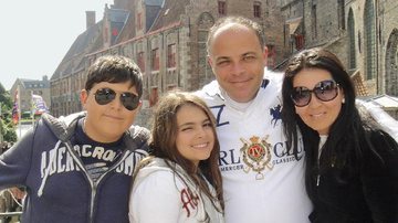 Com os herdeiros, João Paulo e Maria Victória, e o marido, Alexandre Monteiro, a estilista Lu Monteiro faz tour em Bruges, na Bélgica.