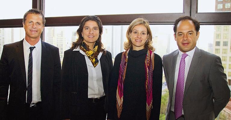 Gabriela Haddad e Tatiana Mosaner ladeadas por Ricardo Estrazulas e Camilo Lopez em tarde de negócios, em SP.