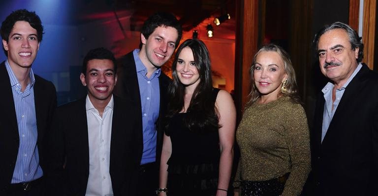 Em SP, Lucas Kalil, Renan Cardoso e João Paulo Bianchini recebem Ana Paula Mofarrej, com os pais, Caren e Miguel, na festa de um ano da revista dos empresários.