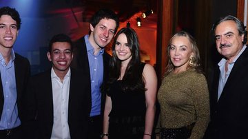 Em SP, Lucas Kalil, Renan Cardoso e João Paulo Bianchini recebem Ana Paula Mofarrej, com os pais, Caren e Miguel, na festa de um ano da revista dos empresários.