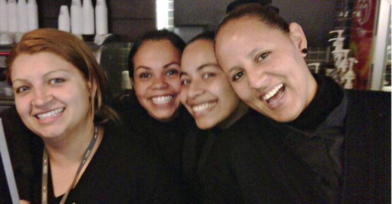 No Fran's Café, no Itaim, em São Paulo, a simpatia das coordenadoras administrativas Rosângela Loppes e Maria Sônia, nas pontas, e das atendentes Paloma Sousa e Marilene Filgueiras.