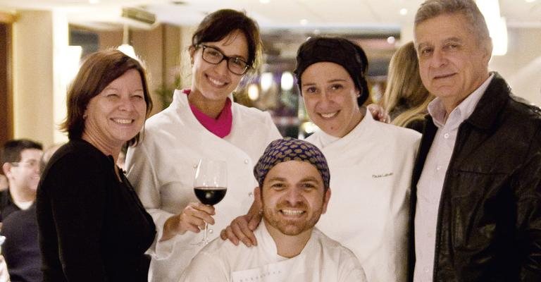 Em restaurante em SP, a jornalista Wanda Nestlehner aprecia iguarias dos chefs Mariana Valentini, Paula Labaki e Guga Rocha, também aprovadas pelo escritor Humberto Werneck.