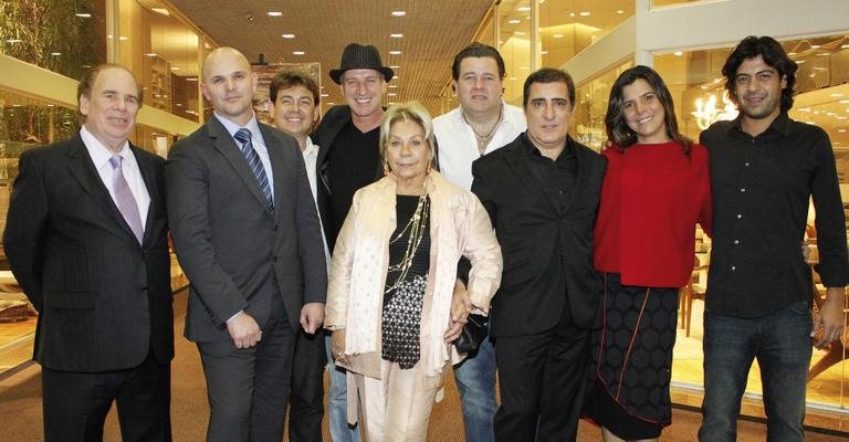 José Luiz Ribeiro recebe Neno Ramos, Beatriz de Carvalho, David Dalmau, Beto Boaretto, Carlos Casagrande e Gregory Fink na abertura de mostra de arte em shopping em São Paulo. Anna Guerra e André Crespo também participam.