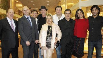 José Luiz Ribeiro recebe Neno Ramos, Beatriz de Carvalho, David Dalmau, Beto Boaretto, Carlos Casagrande e Gregory Fink na abertura de mostra de arte em shopping em São Paulo. Anna Guerra e André Crespo também participam.