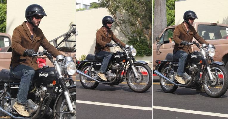 Keanu Reeves passeia de moto por Los Angeles - Honopix