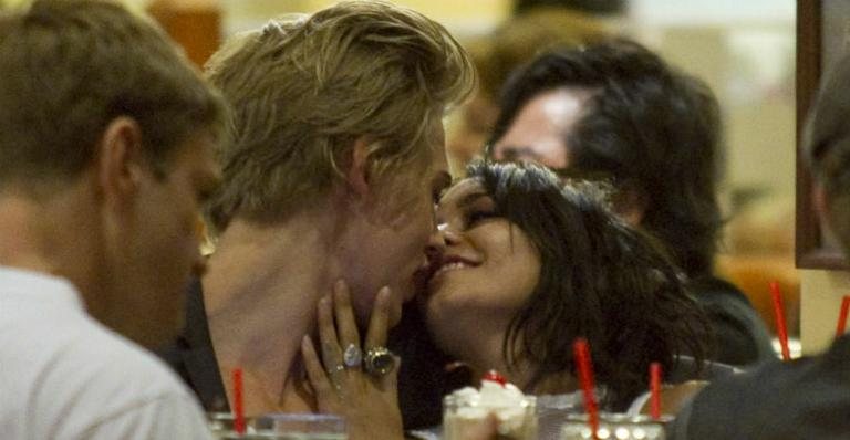 Vanessa Hudgens e Austin Butler aos beijos - Splash