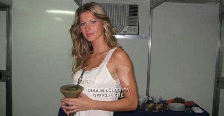 Gisele Bündchen tomando chimarrão - Reprodução/Facebook