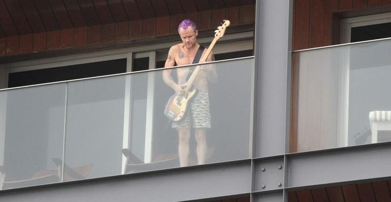 Flea toca baixo da varanda de hotel no Rio de Janeiro - J.Humberto e Wallace Barbosa / AgNews