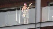 Flea toca baixo da varanda de hotel no Rio de Janeiro - J.Humberto e Wallace Barbosa / AgNews