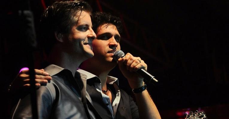 A dupla Victor & Leo durante show em evento em prol de idosos carentes - Francisco Cepeda/AgNews