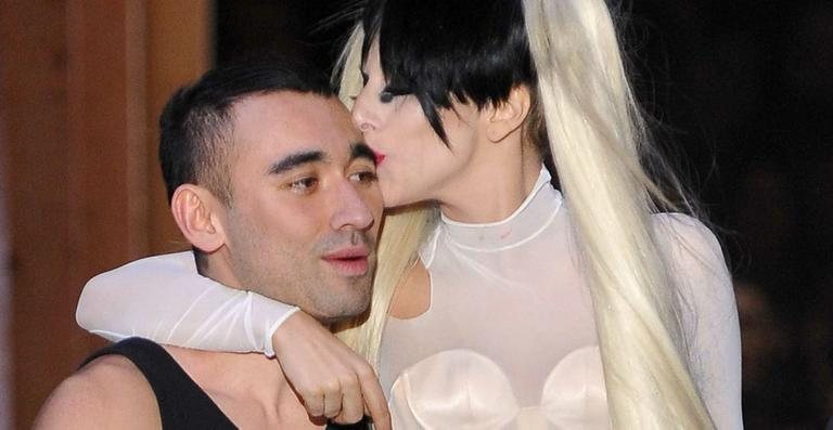 Nicola Formichetti e Lady Gaga em desfile - Getty Images