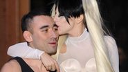 Nicola Formichetti e Lady Gaga em desfile - Getty Images