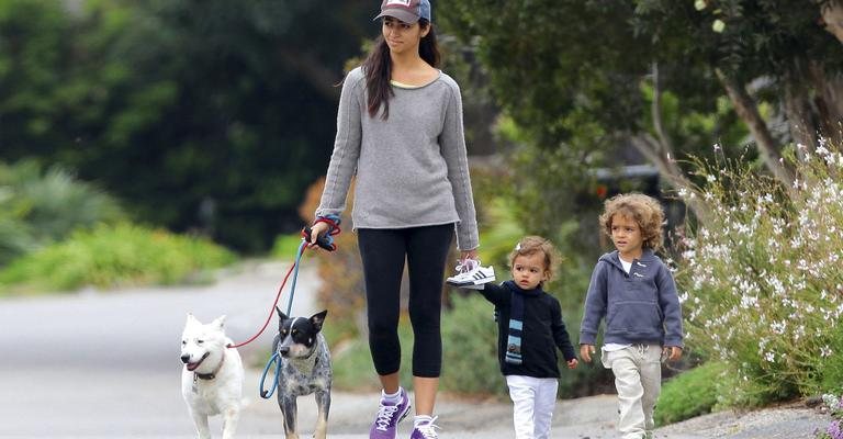 Em Malibu, a top mineira faz caminhada com seus herdeiros, Vida e Levi, e os pets da família. Camila se prepara para desfilar em evento fashion na capital paulista. - GSI Media