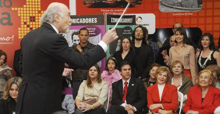 Entre Luiz Marinho e Vida Alves, dona Marisa assiste à apresentação de Júlio Medaglia. De blusa bege, Graziella Schmitt prestigia.