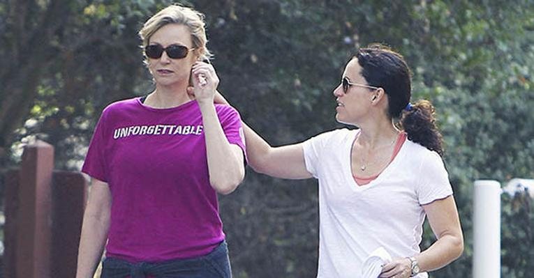 Jane Lynch e Lara Embry caminham juntas por Los Angeles - Honopix