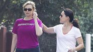 Jane Lynch e Lara Embry caminham juntas por Los Angeles - Honopix