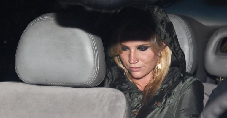 Ke$sha tenta se esconder dos fotógrafos em São Paulo - Manuela Scarpa/Photo Rio News