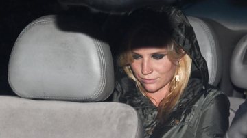 Ke$sha tenta se esconder dos fotógrafos em São Paulo - Manuela Scarpa/Photo Rio News