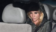 Ke$sha tenta se esconder dos fotógrafos em São Paulo - Manuela Scarpa/Photo Rio News