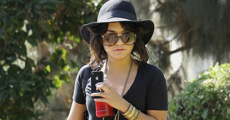 Vanessa Hudgens em look hippiechic - Splash news