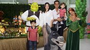 Marcelly e Carlos festejam o aniversário de Theo e Luca, com Shrek, o Burro e Fiona. - Renata D'Almeida