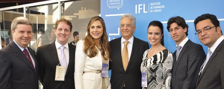 O governador de MG, Antonio Anastasia, Julio Vasconcellos, Caroline Antunes, o ex-presidente Fernando Henrique Cardoso, Cristiana Vaz, Daniel Katz e Luis Felipe Silva Freire em fórum em Belo Horizonte.