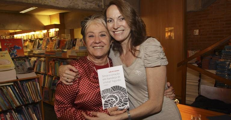 Em SP, Laïs de Castro é felicitada por Gisele Ferreira por seu Sirva o Coração em Bandeja de Cristal Líquido.