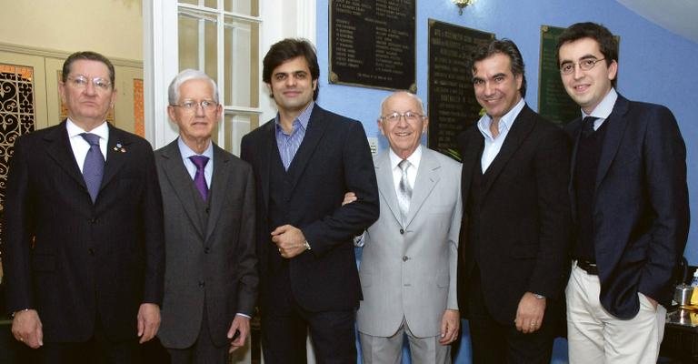 Em SP, o estilista de moda masculina João Camargo (2º da esq. p/ dir.) dá palestra e é felicitado por José Leite, Alexandre Mirkai, Valério Favero, Vasco Vasconcelos e Felipe Jarnallo.