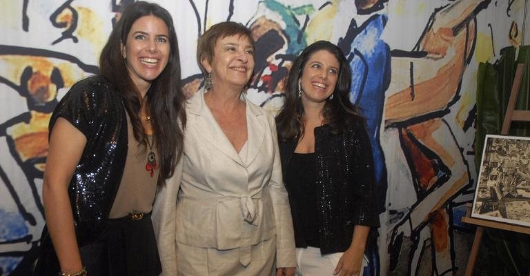 As irmãs Tatiana Gabriel e Mariana Gabriel (nas pontas) homenageiam o saudoso artista plástico Carybé, pai de Solange Barnabó, em SP.