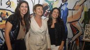 As irmãs Tatiana Gabriel e Mariana Gabriel (nas pontas) homenageiam o saudoso artista plástico Carybé, pai de Solange Barnabó, em SP.