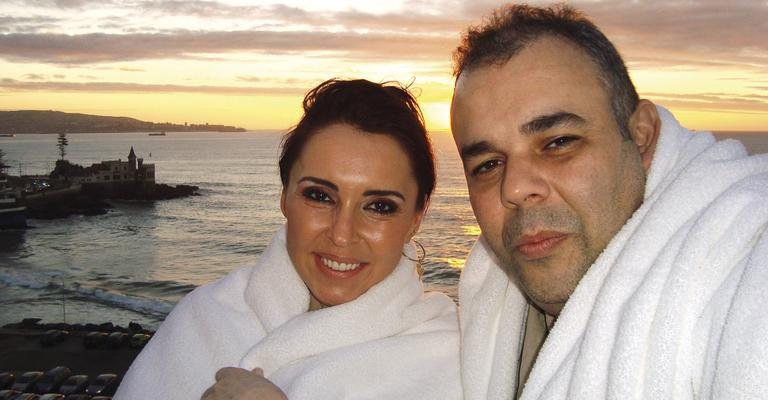 Adriana Schmidt, médica alergista, relaxa com o marido e médico Marcelo de Freitas Santos, em Viña de Mar, Chile.