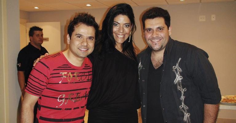 Em Aparecida, Beth Guzzo é abraçada pela dupla Laluna & Vinícius na festa de aniversário da Rádio Aparecida.